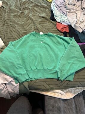 Cropped Nike sweater size large